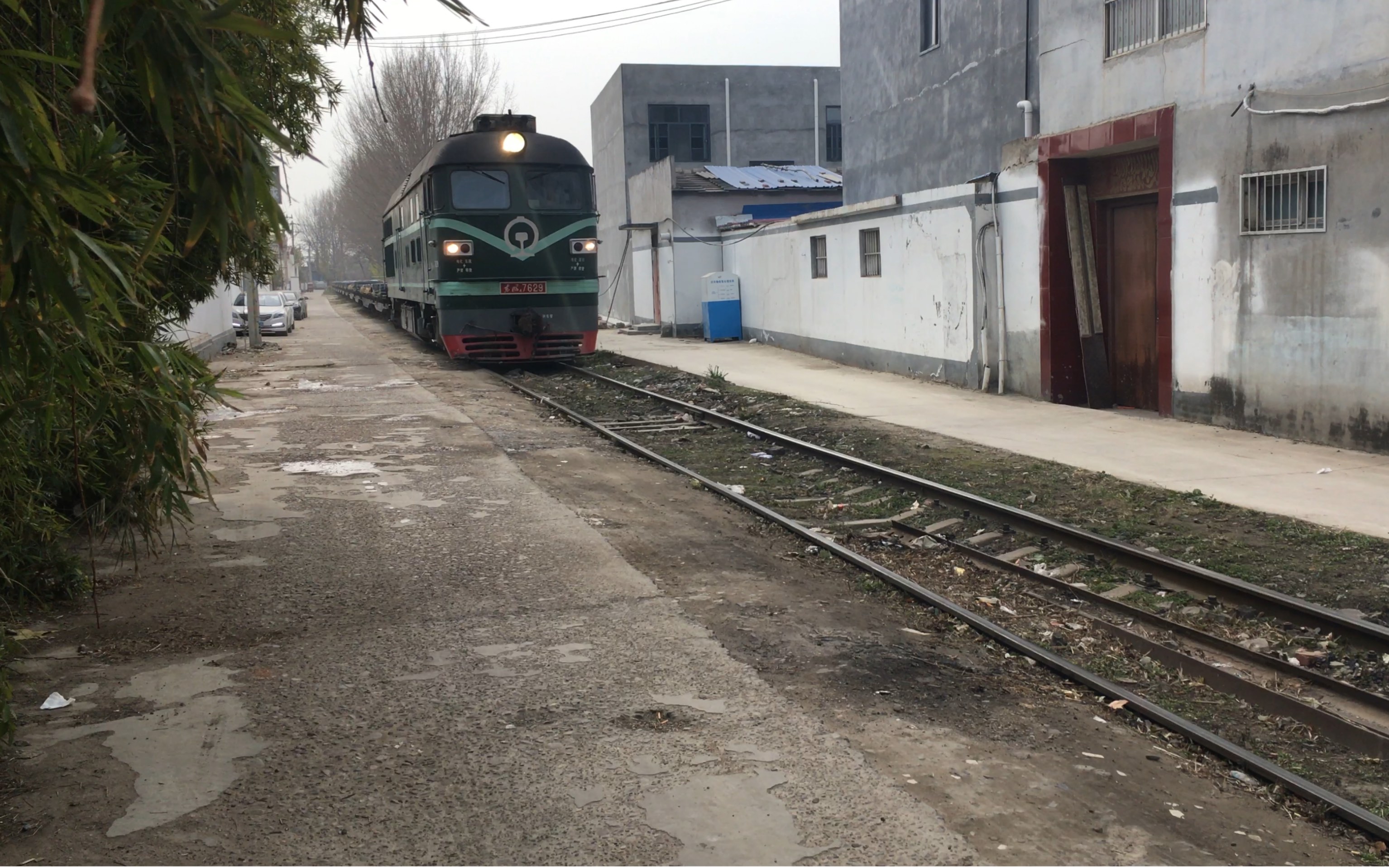 【平舞铁路】df4b-7629牵引货列通过柏楼村道口