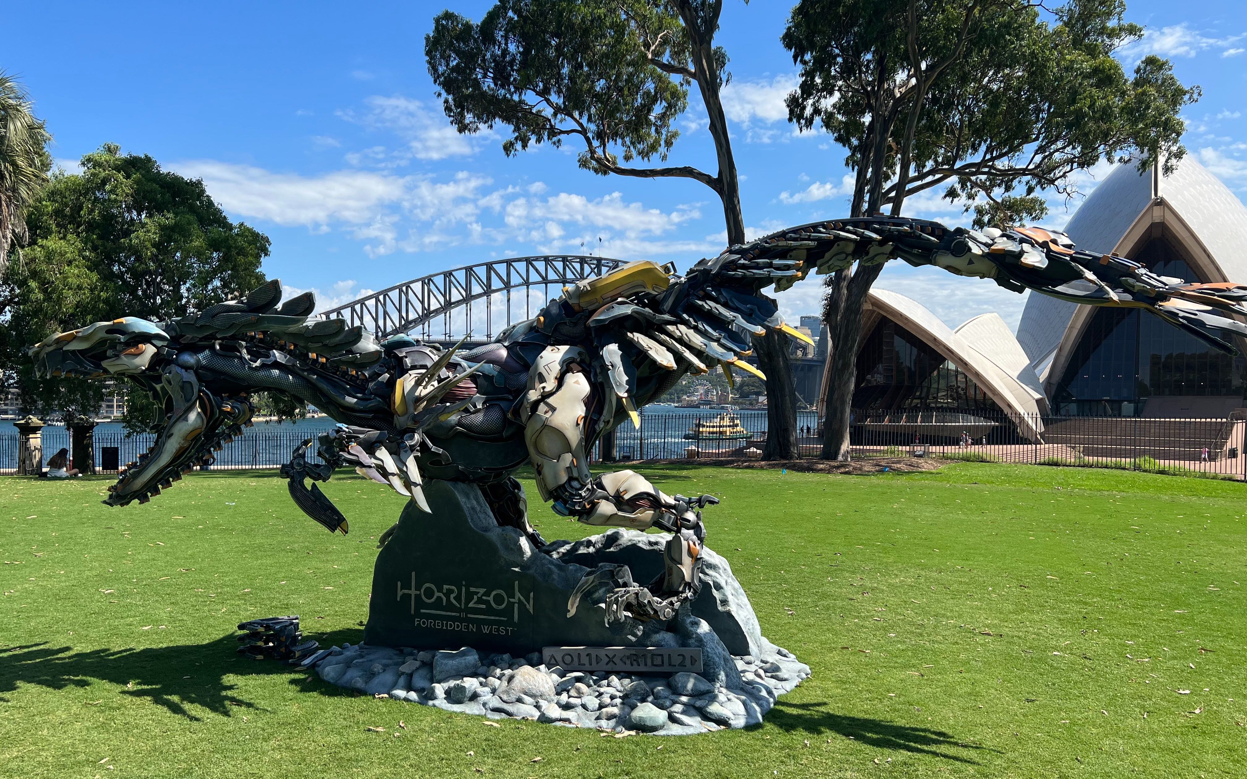 悉尼皇家植物园摆放的地平线机械龙雕像