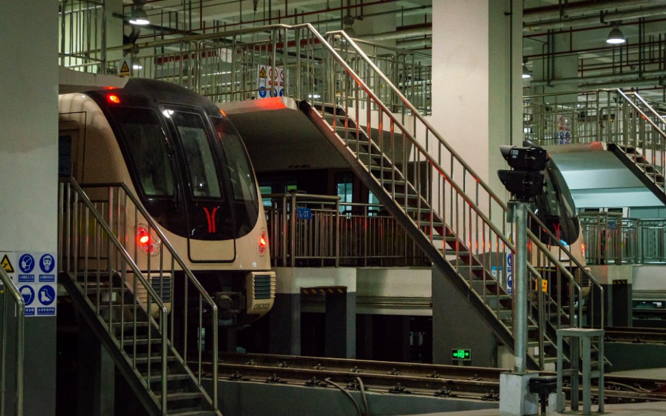 广州地铁八号线白云湖车辆段内列车洗车侧窗视角