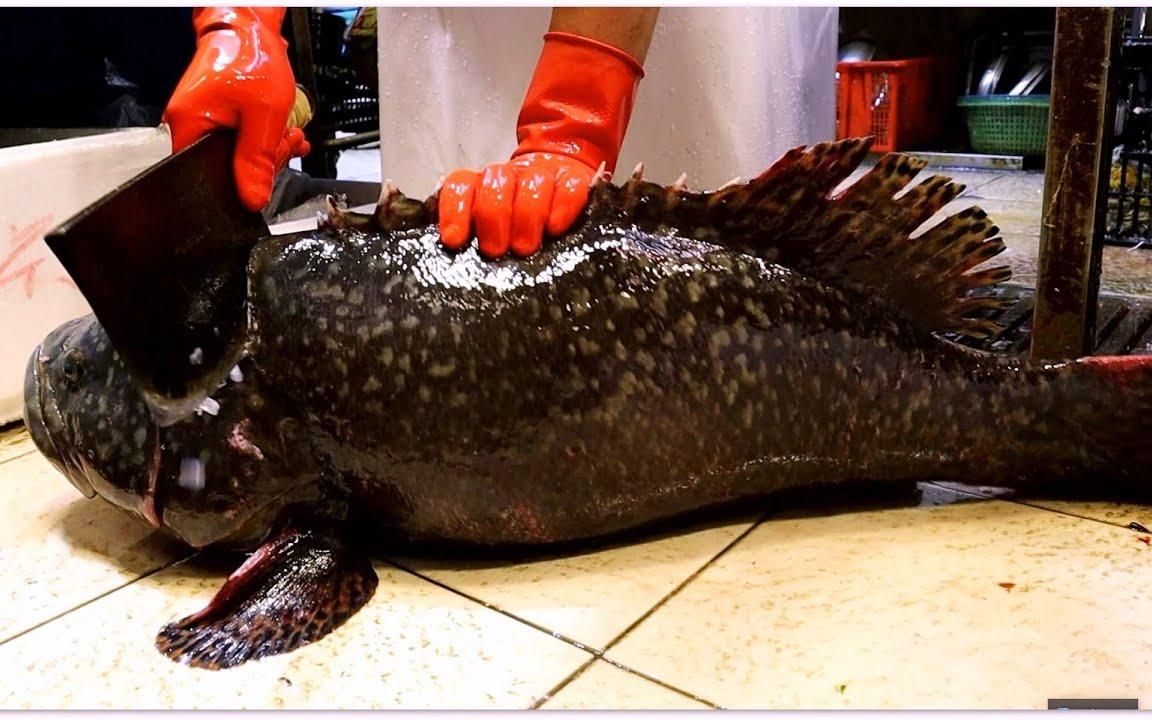 海鲜界"第一刀",龙趸还想逃,大叔一刀切鱼头,2分钟卖得7200