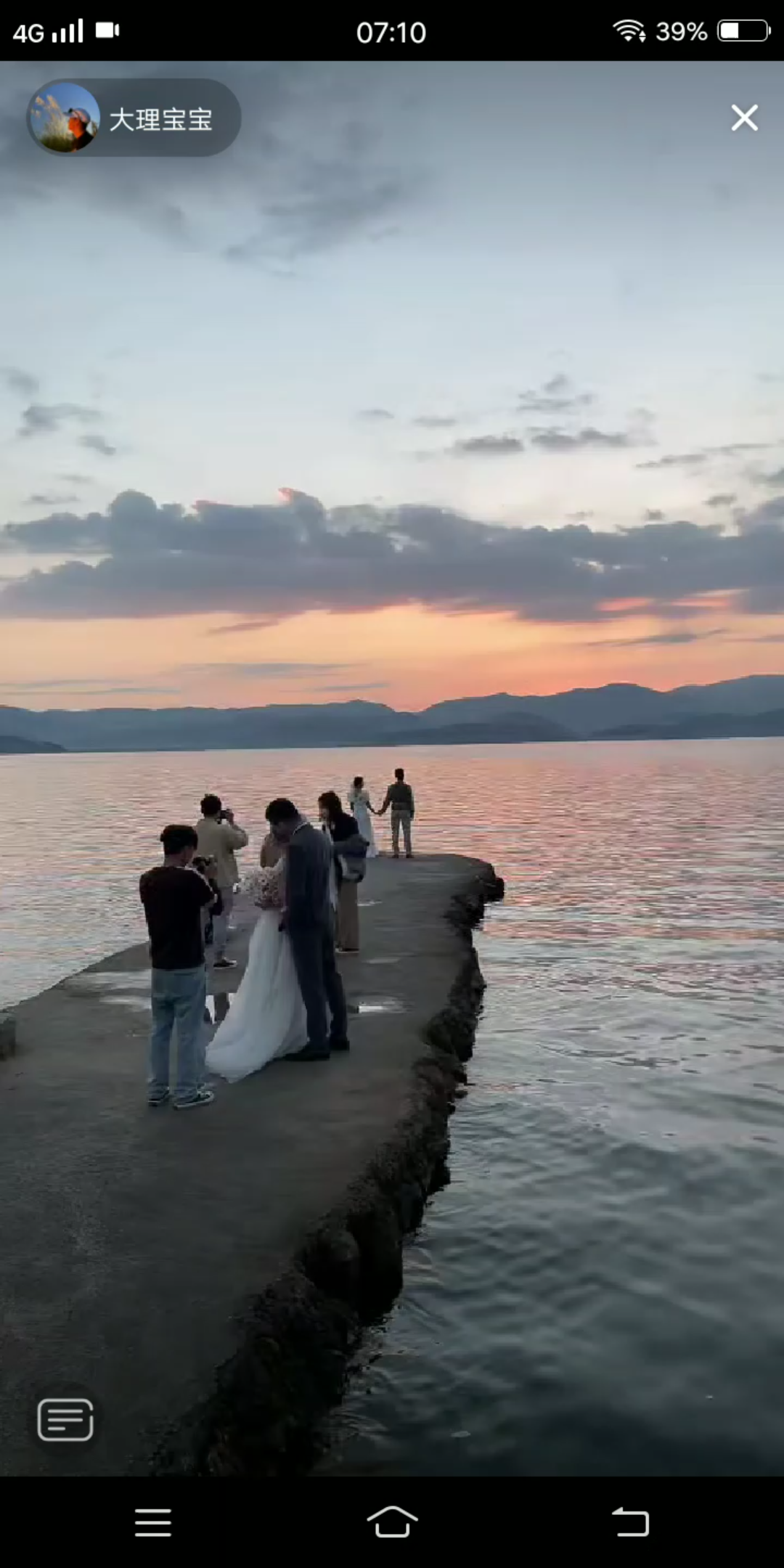 一大早洱海边拍婚纱照的情侣们