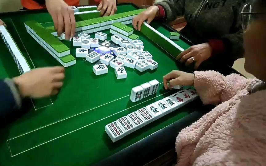 麻将女鬼手,注意他们的手势.你仔细品