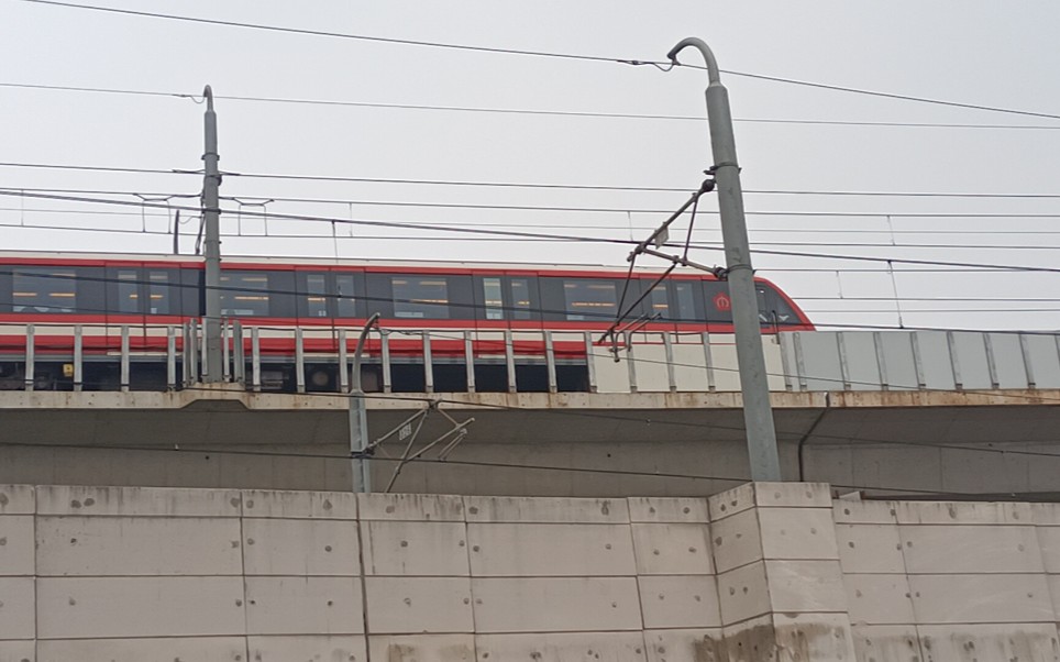 南京地铁2号线通过马群高架.