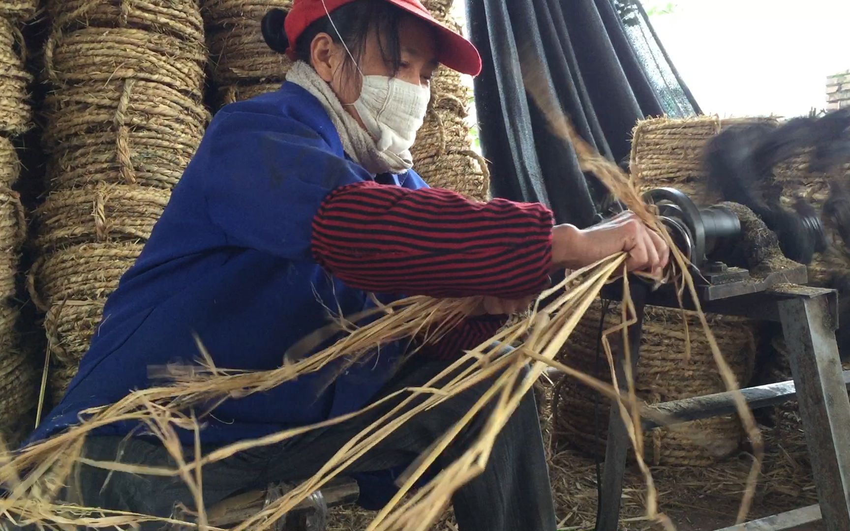 农民增收新方式,用稻草编制草垫,一天还能挣几十块!哔哩哔哩bilibili