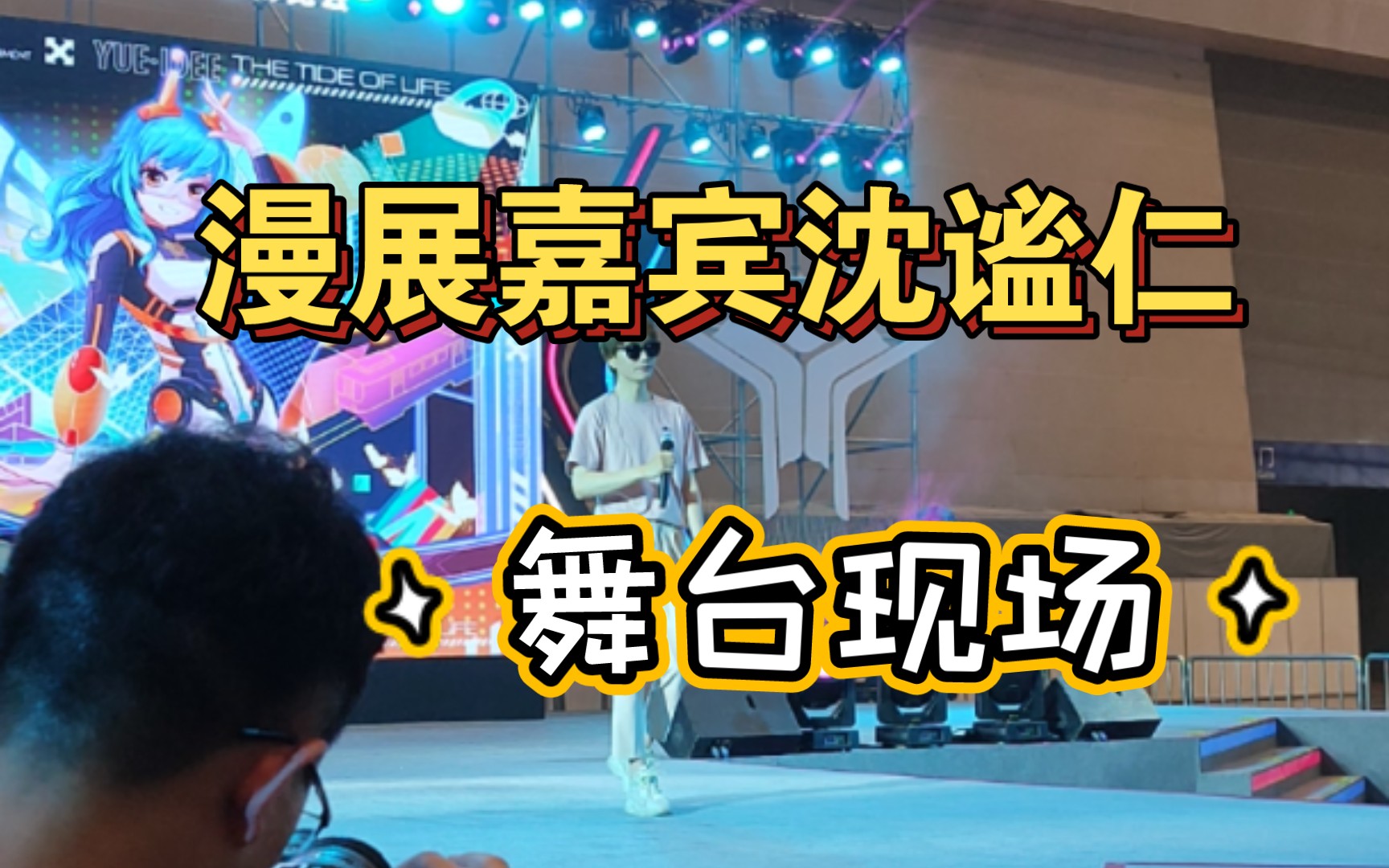 真人真的好帅!谁不爱这个戴着墨镜的男人!