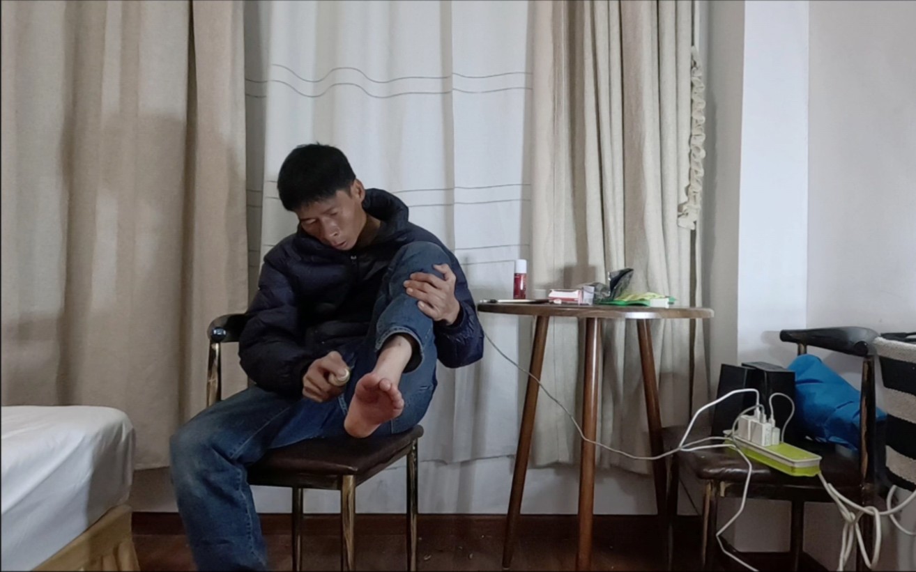 快过年了脚搞伤了走路一瘸一瘸的，现在也没法骑自行车了-床哥乡村美食记-床哥乡村美食记-哔哩哔哩视频