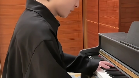 来看帅哥弹钢琴