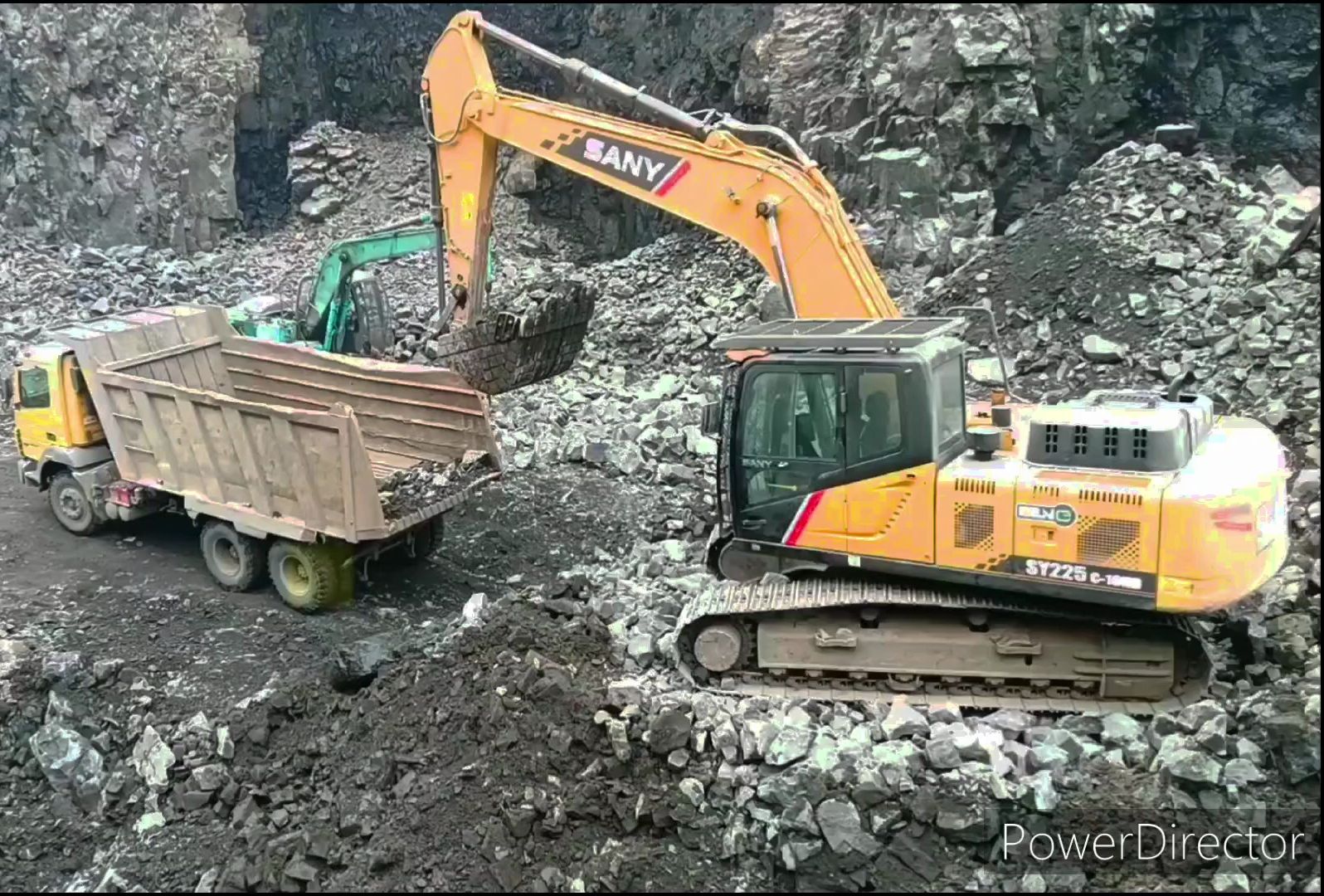 三一sy 225挖掘机在矿山装车