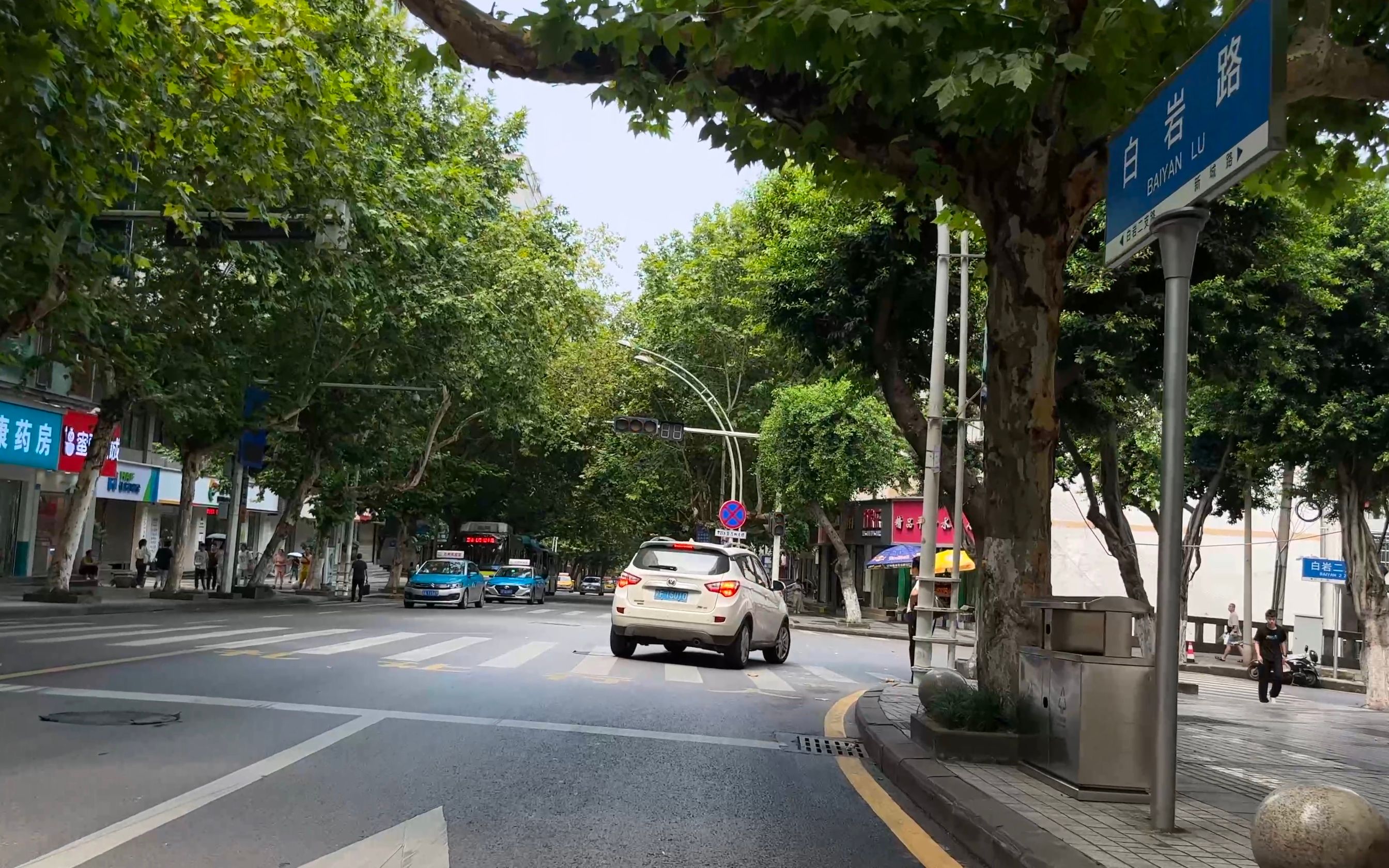 s3ep907 骑行 重庆 万州区 白岩路 两边商店很多