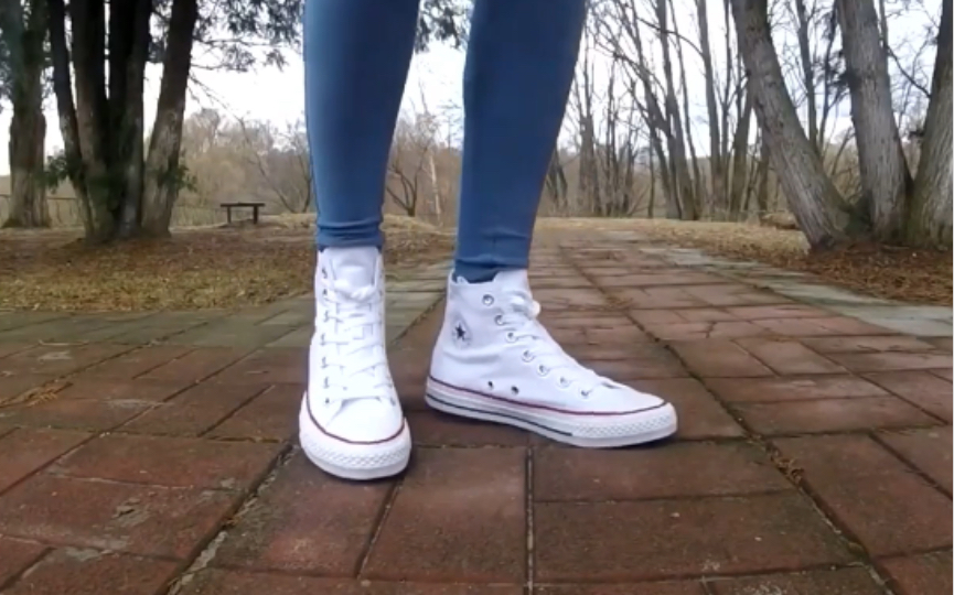 in muddy bonus(helga li)helga li穿白帆布鞋踩泥