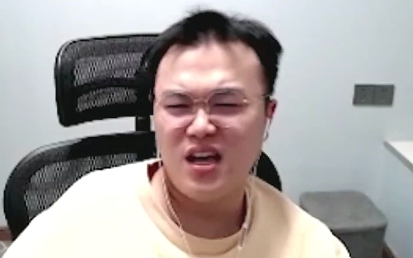 jjking撞车天灰灰,惨被抓到破防!