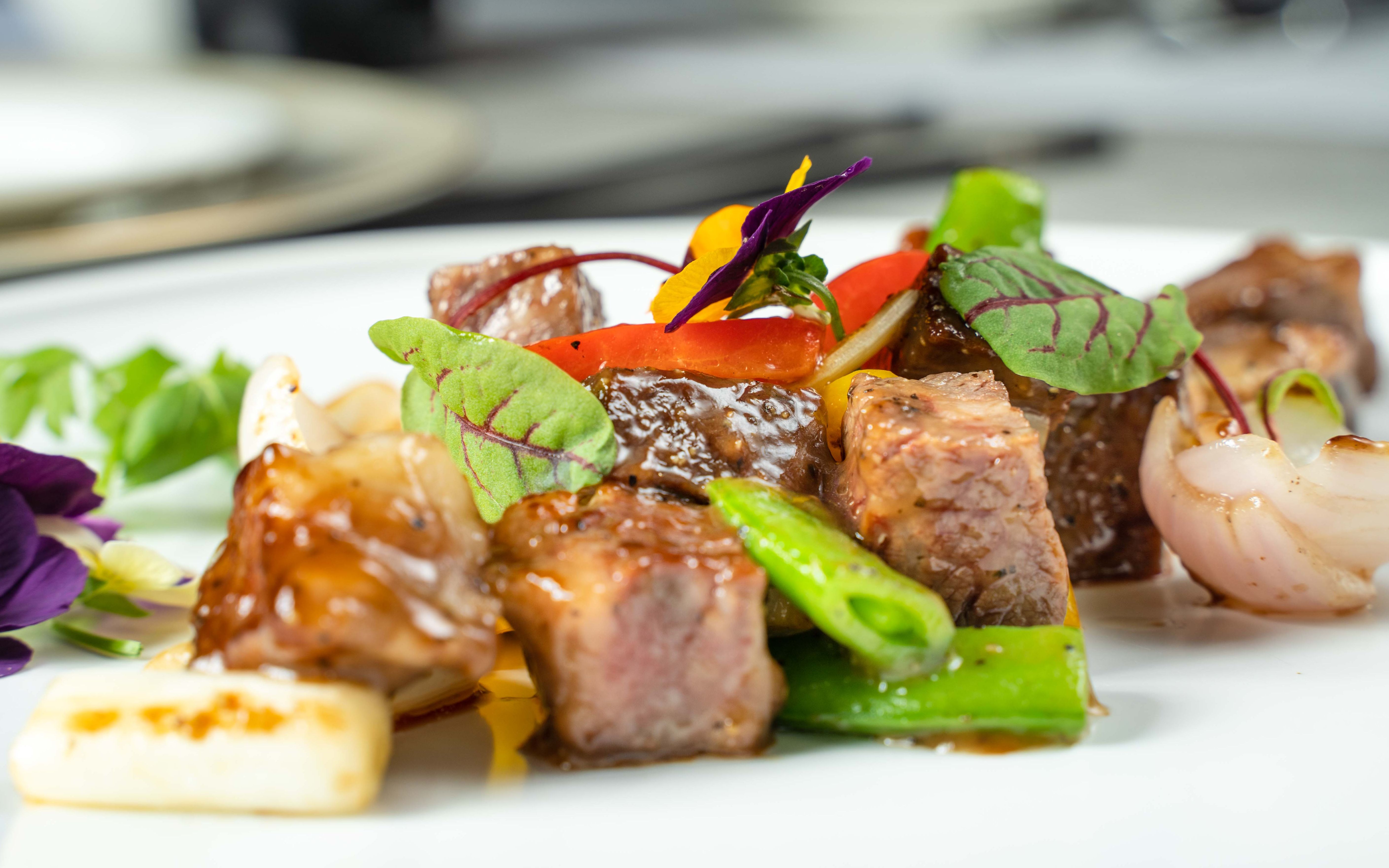 顺德名厨教你煎用小炒的方法做"黑椒葱爆和牛"