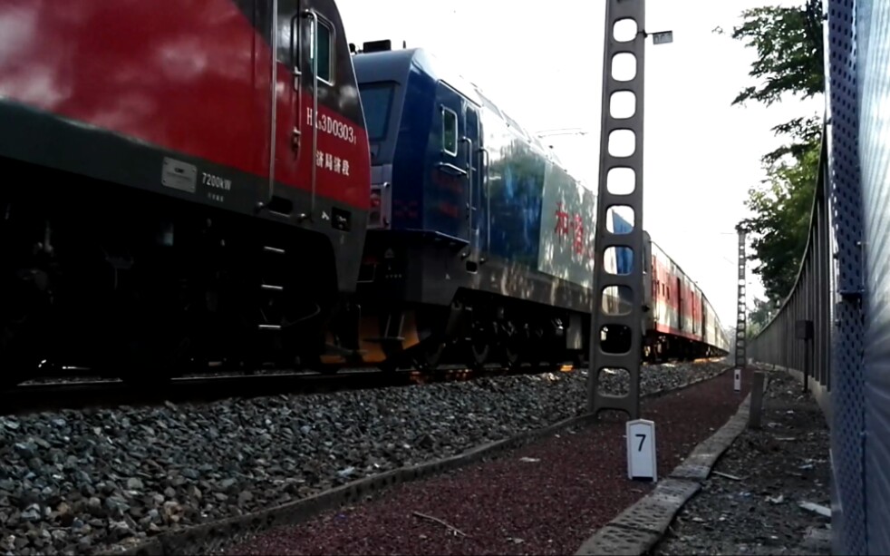 姐妹联动夏珂馨与夏禾洁手拉手济局济段hxd3d0303hxd3c0950双机牵引k