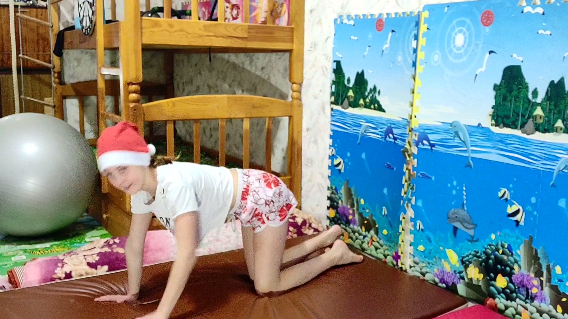 Gymnastics at home  Snow Maiden strengthens her legs  New year's training for哔哩哔哩bilibili