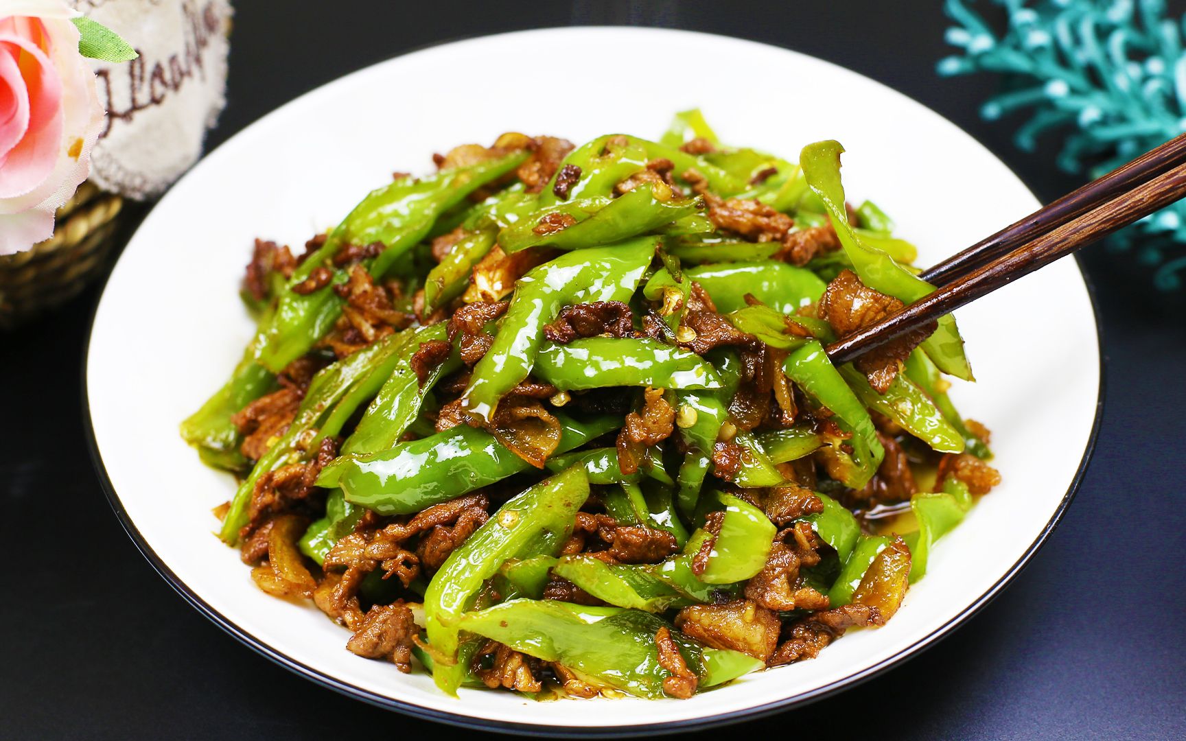 饭店大厨教你做农家小炒肉,辣椒很香,汤汁下饭,只需一个小技巧