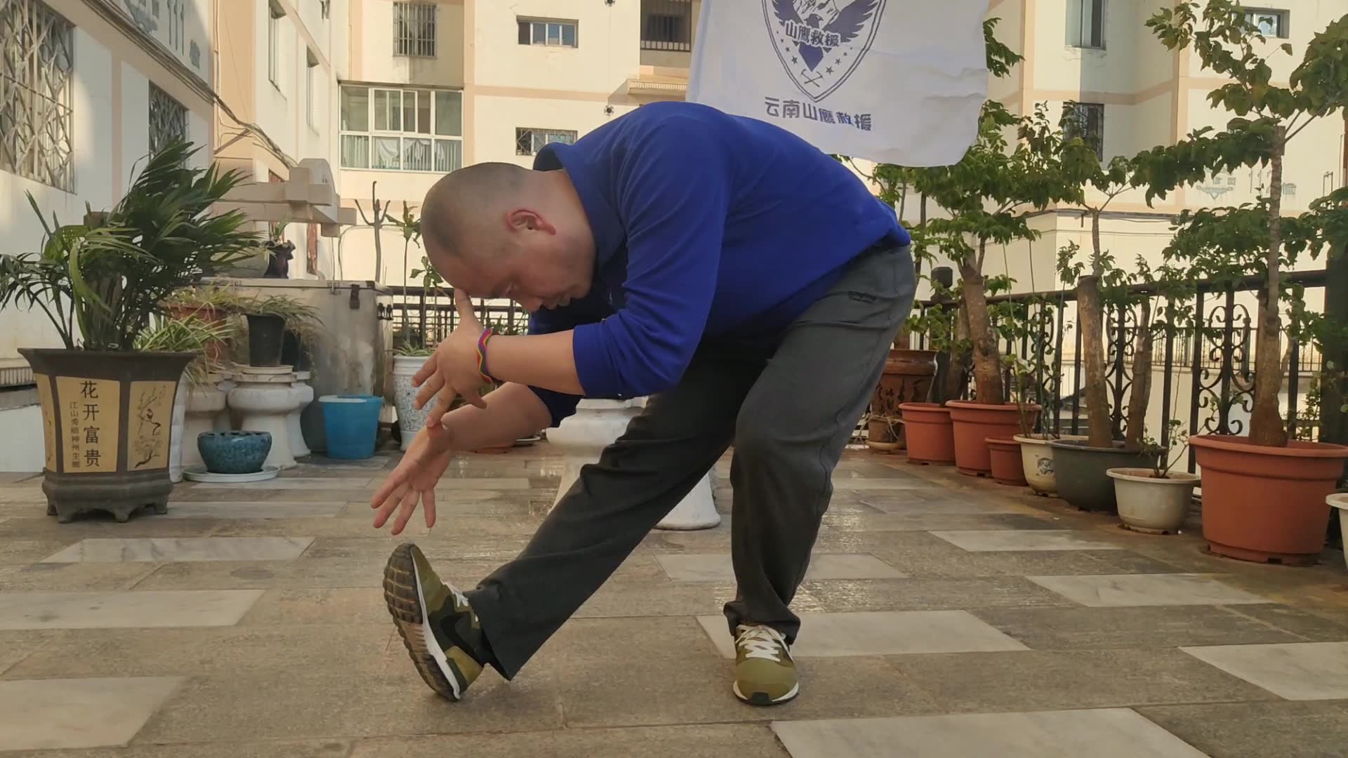 活动作品体能训练第七节腿部拉伸3原地压腿