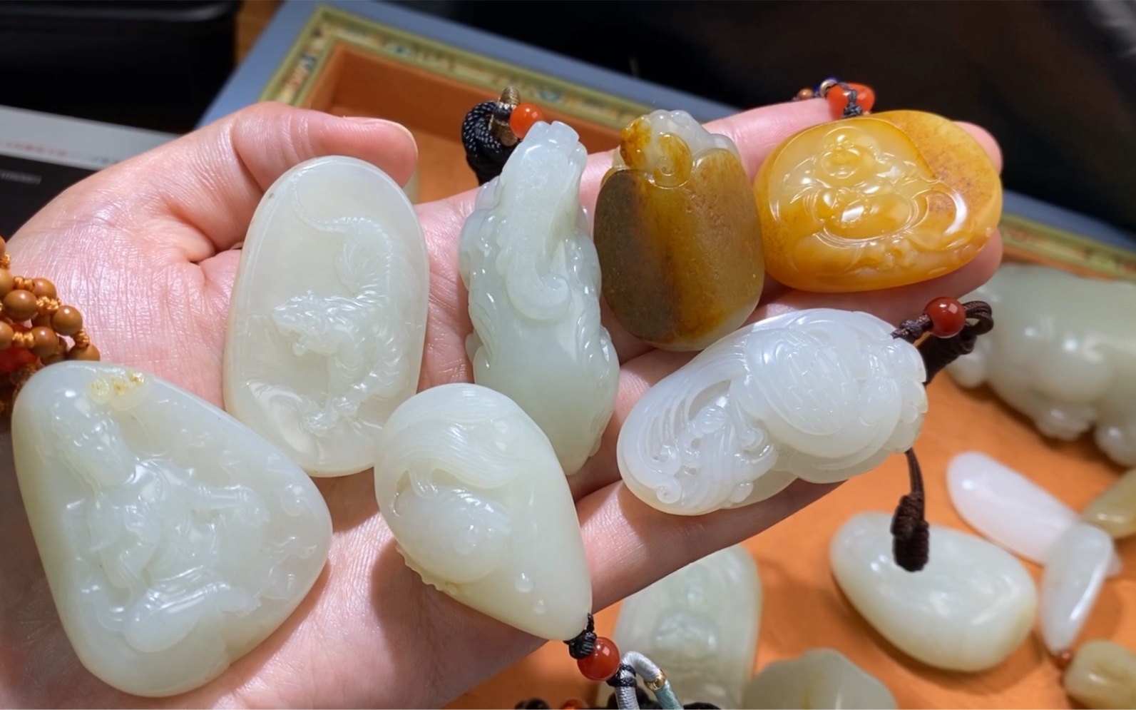 7块新疆和田玉籽料对比,玉质油性和皮的深厚关系.