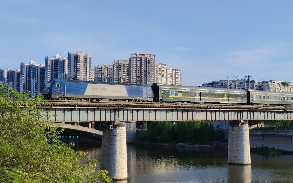 5636次(昭通-内江)通过自贡釜溪河铁路桥,即将驶入自贡北站_哔哩哔哩