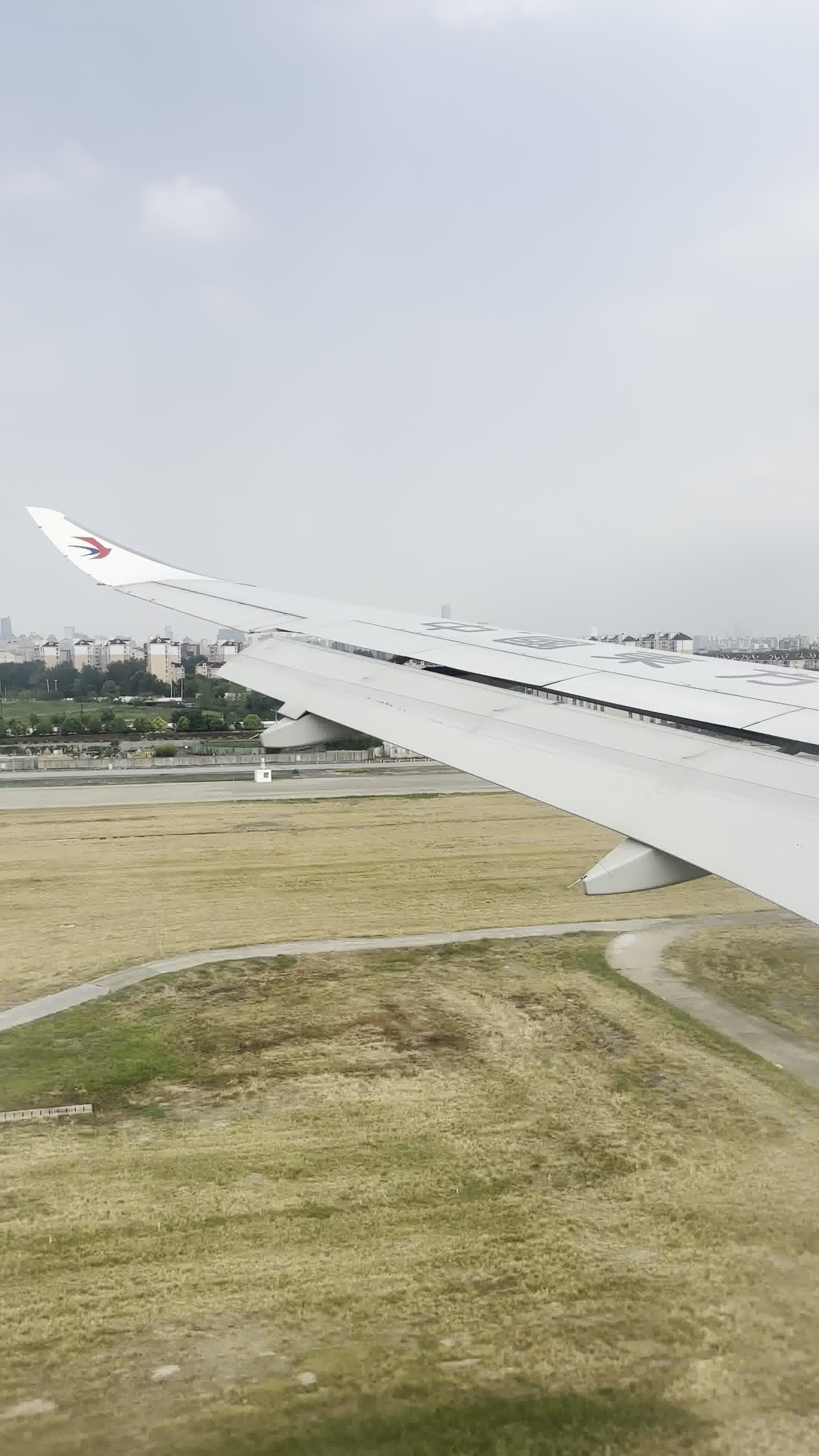 东方航空飞机降落图片