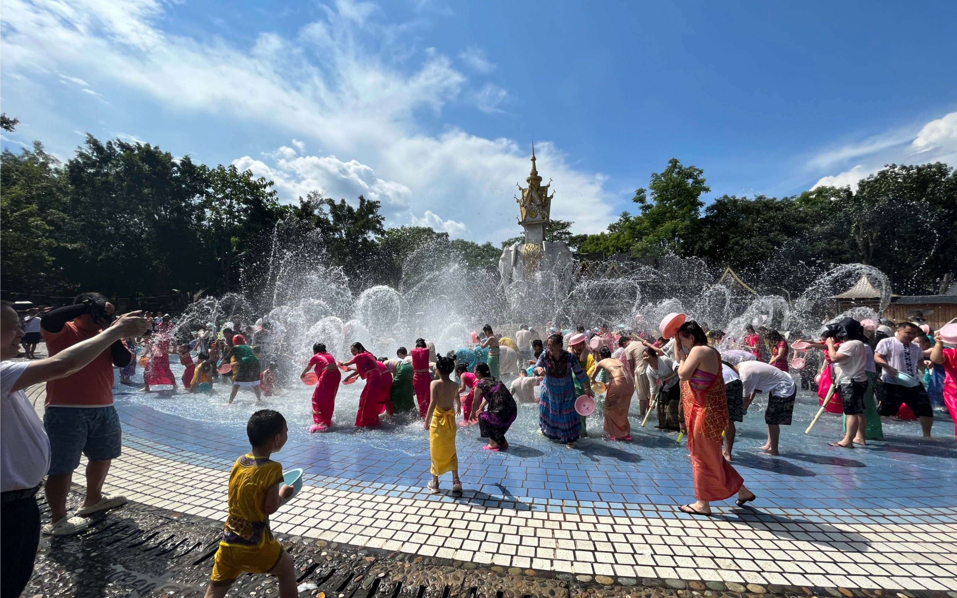 环游中国的第六天在西双版纳体验泼水活动
