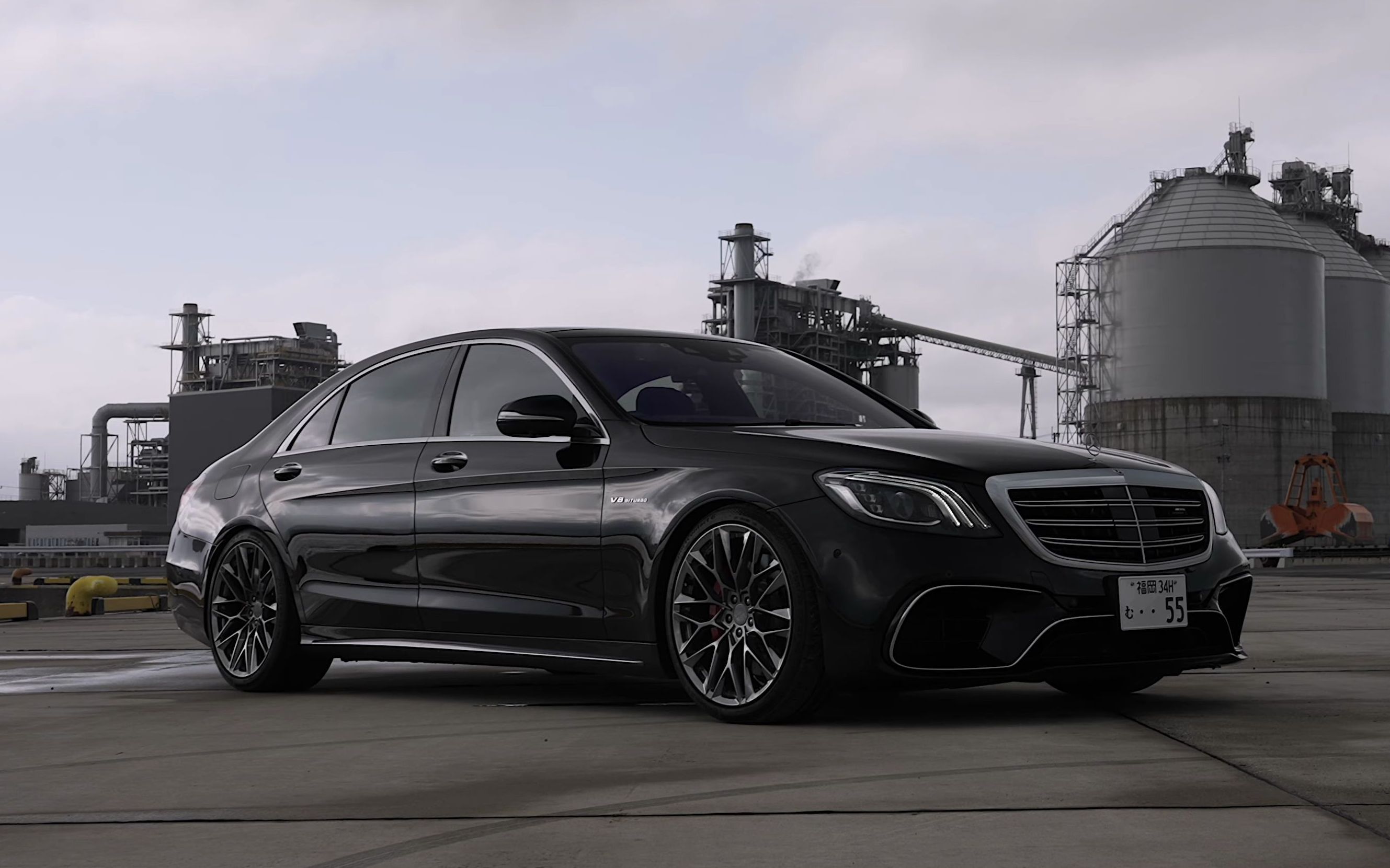 西装革履黑色梅赛德斯s63amg