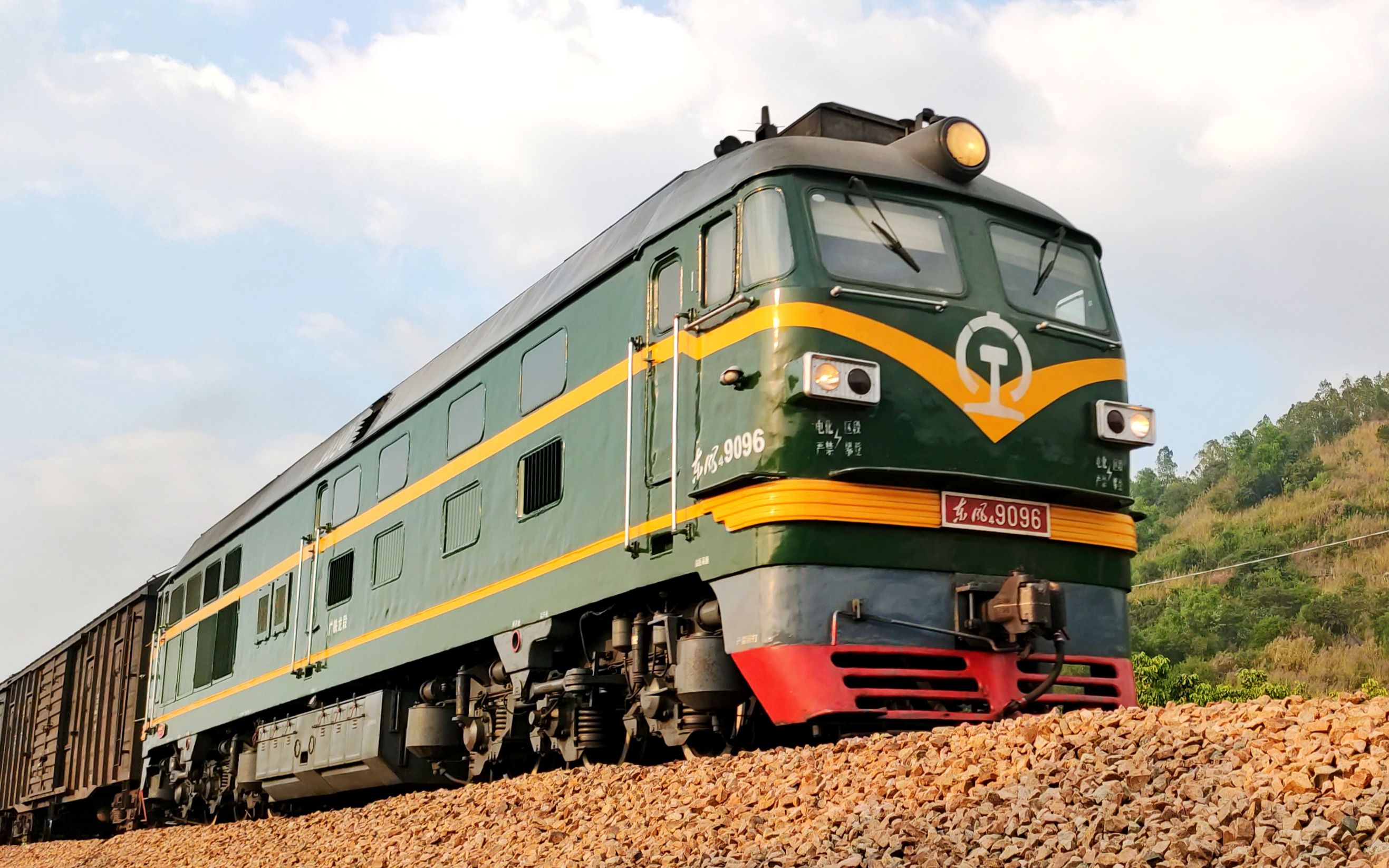 广龙df4b9096货列通过广梅汕铁路揭阳段(鸣笛福利)