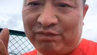 “带着河南烩面出来了，穿着老家河南的衣裳，我不会河南人丢脸！”河南“漂流哥”在广西横州支起烩面锅，“送完6000份烩面，连夜和面明天继续做！”