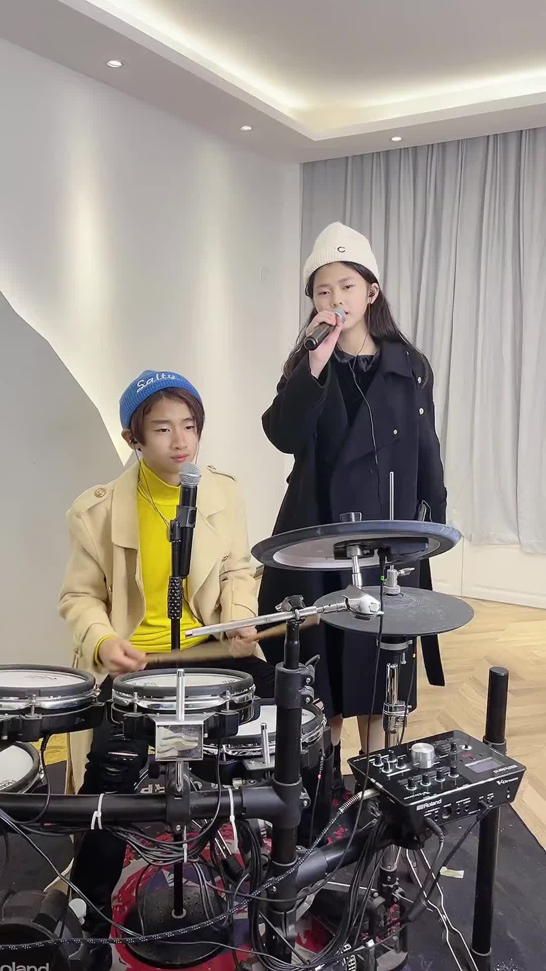 这是什么原因让天一哥笑场了呢小天一雨儿爱唱歌音乐