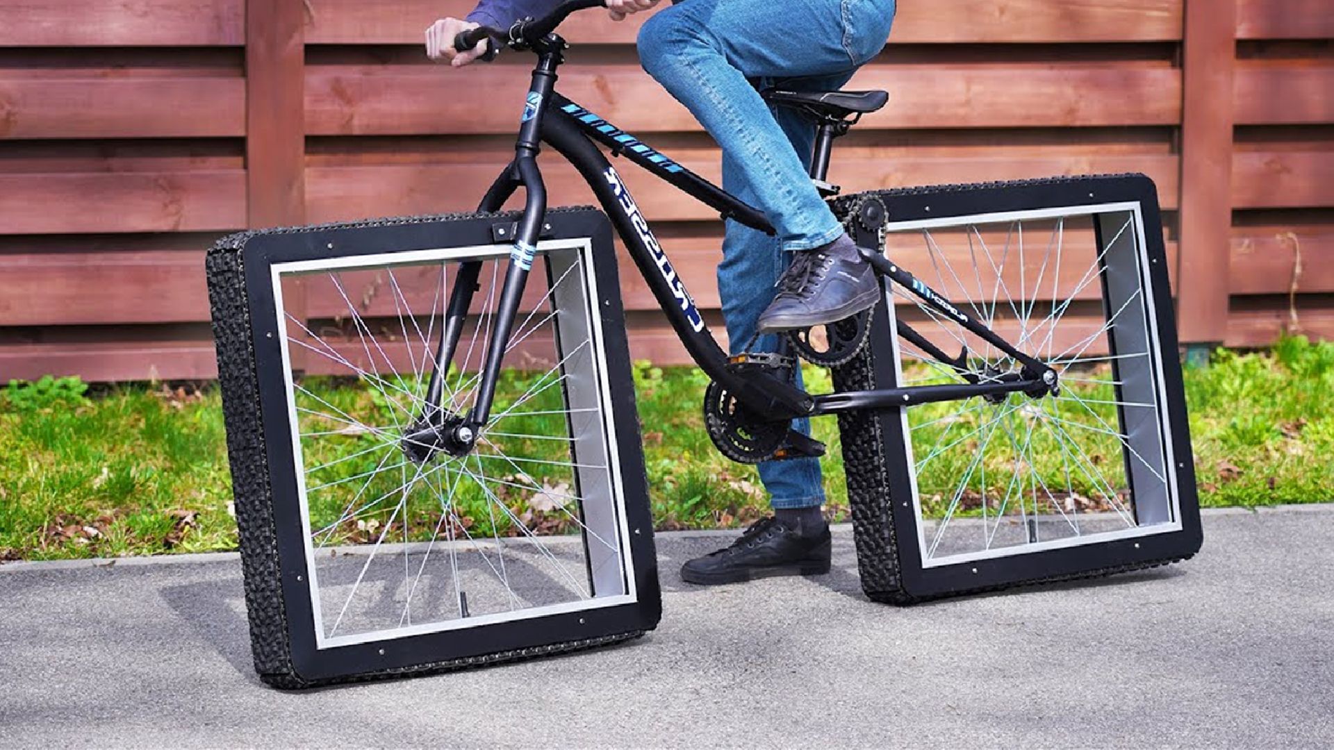 神奇的方形轮胎自行车,骑起来就像平移,看完涨知识了