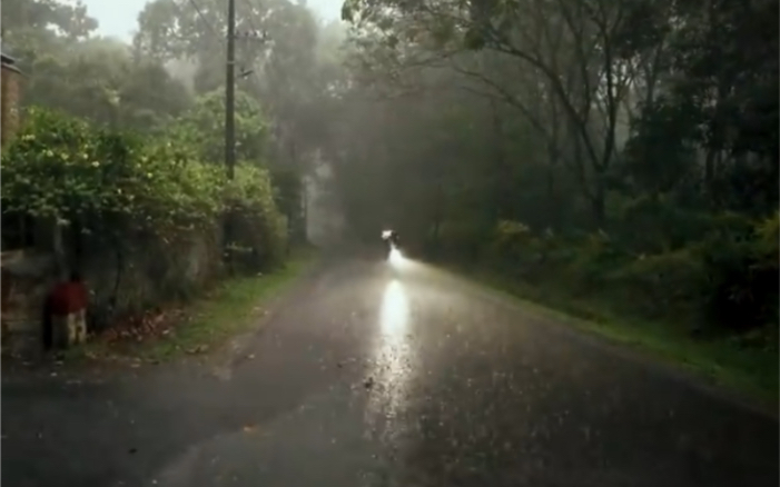 [图]在白茫茫的雨雾裡走4小时，能见度很低的暴雨天