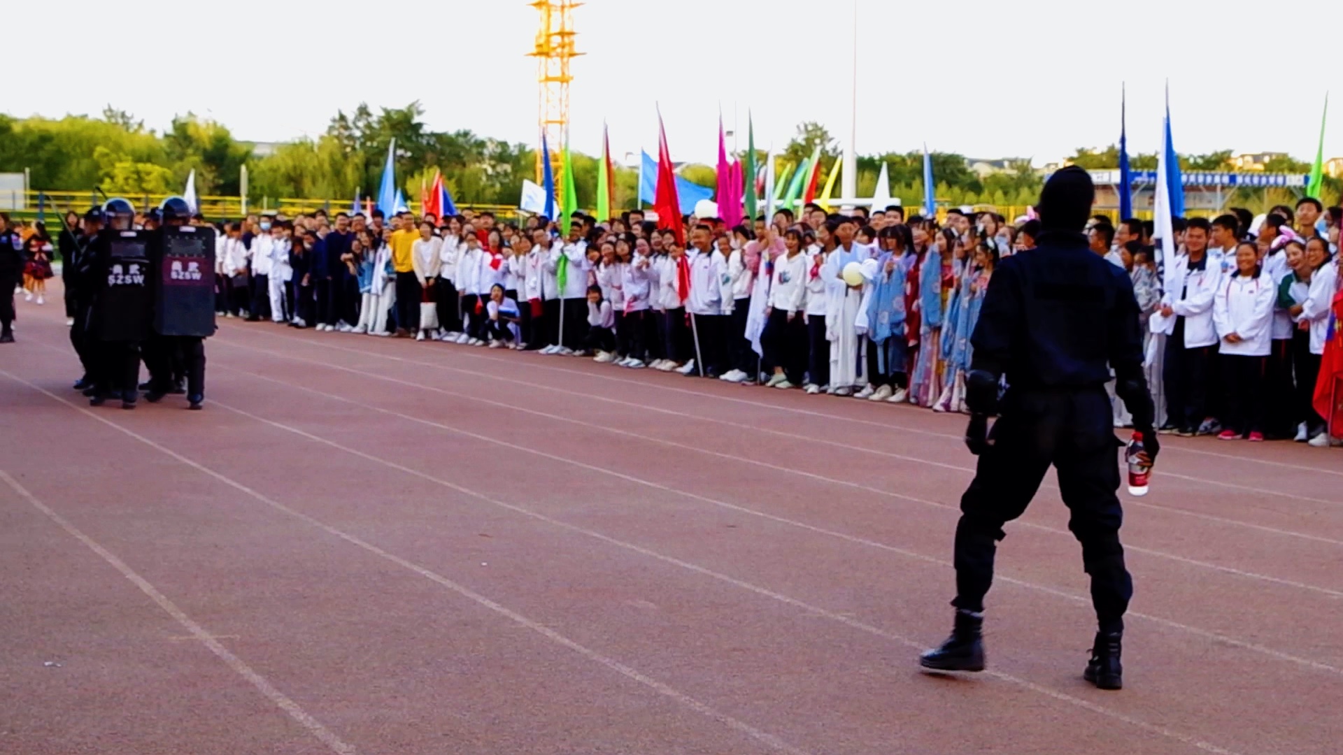 [图]酒钢三中尚武战术协会表演！