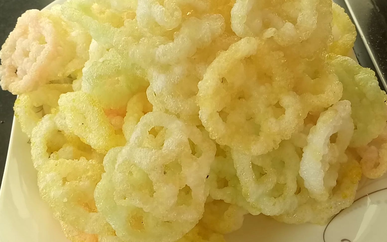 小孩最喜欢的五彩泡司虾片,1分钟轻松炸一 大盘,满满的童年回忆