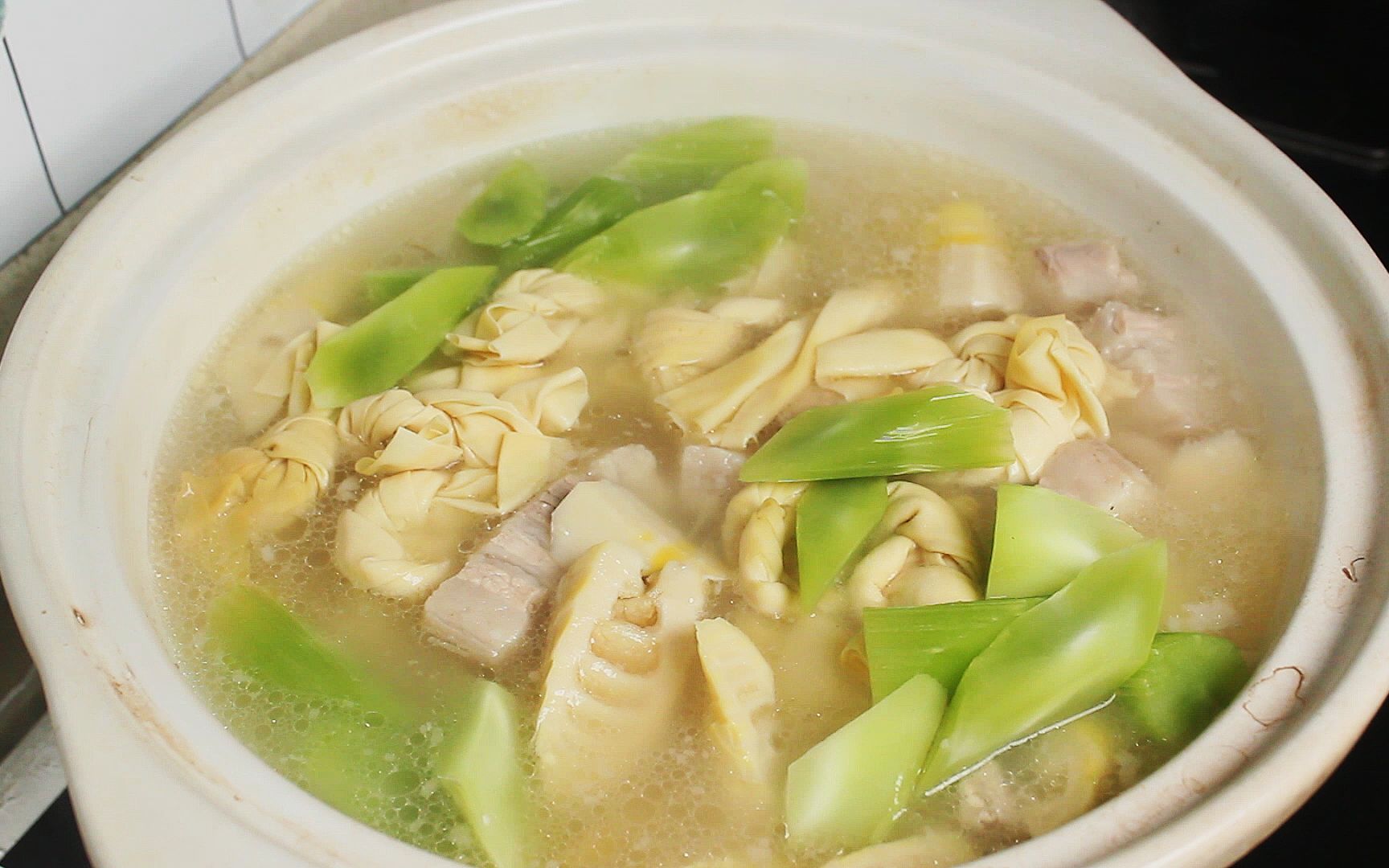 上海特色菜"腌笃鲜"正确做法,汤白味鲜,最能体现春天的味道