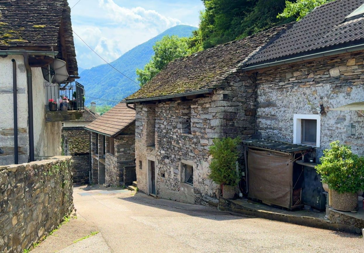 瑞士莫盖尼奥 — 提契诺州美丽独特的石头村