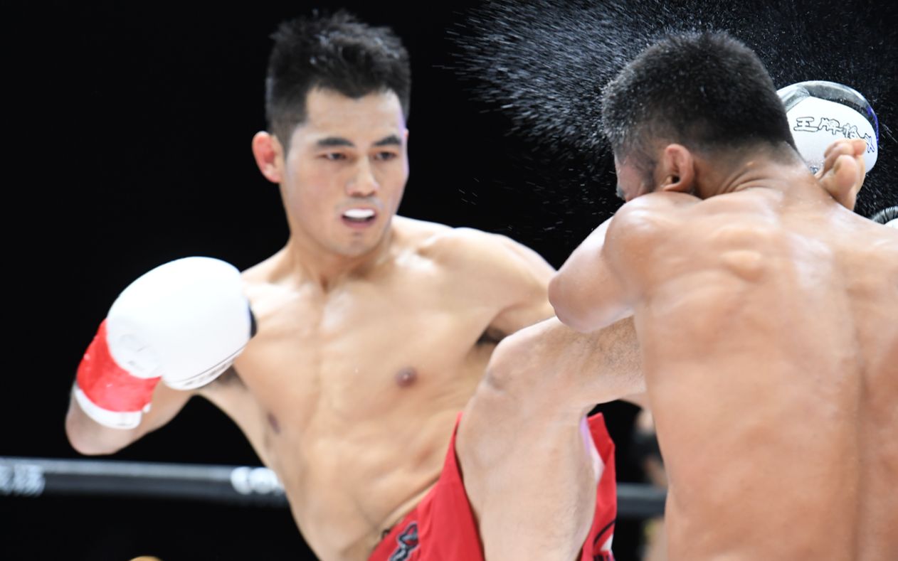 魏锐重击有多可怕!泰拳手满头汗瞬间炸开,双眼通红鼻子冒血