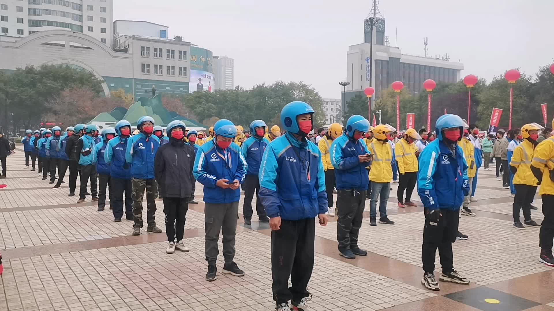 [图]外卖骑手的大场面，美团和饿了么站在了一起，这是要干啥