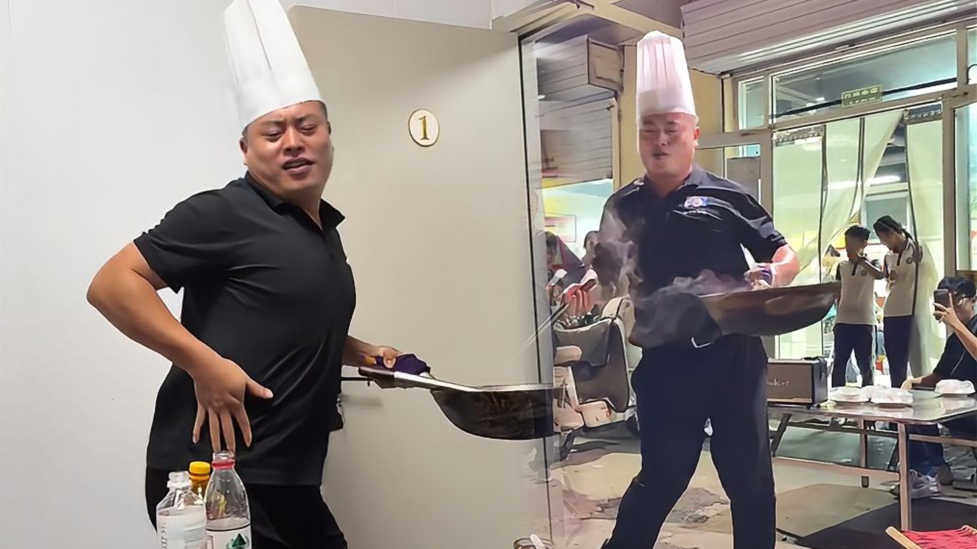 临沂炒鸡摊主颠勺舞刷屏全网！魔性慢摇舞步太销魂，网友直呼挪不开眼