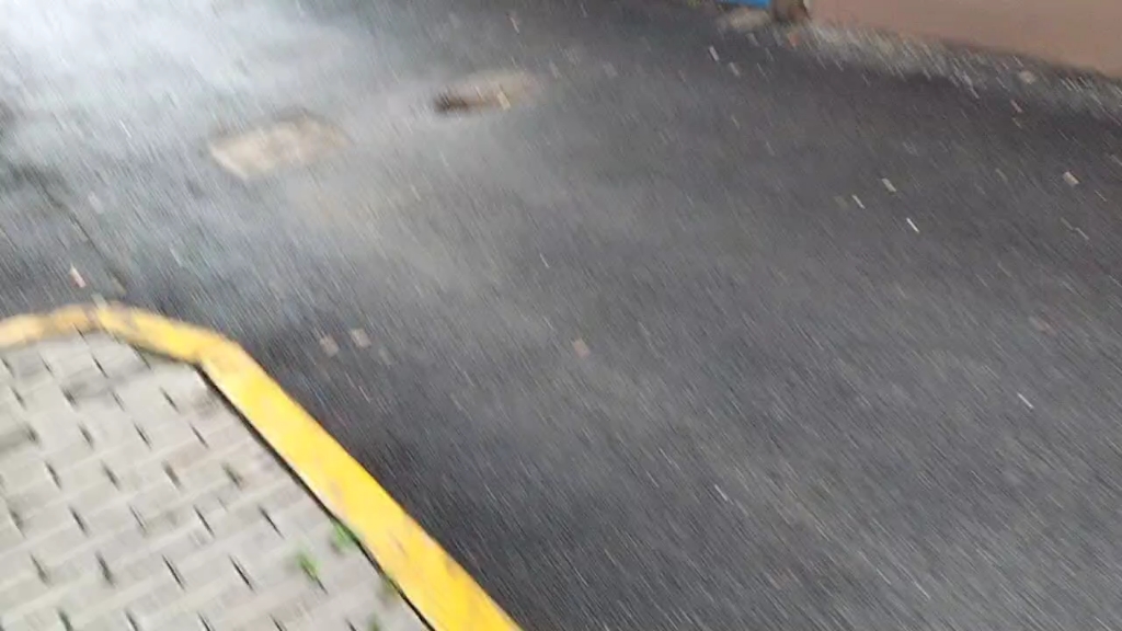上海连续遭受两场台风的洗礼，个来个大的，三天后来个小的，水位涨的都漫出来了