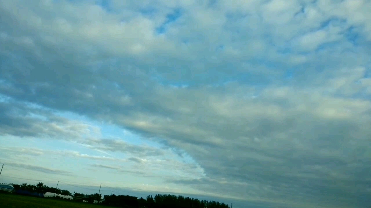 雨后初晴,"棉花糖"般白云飘荡.