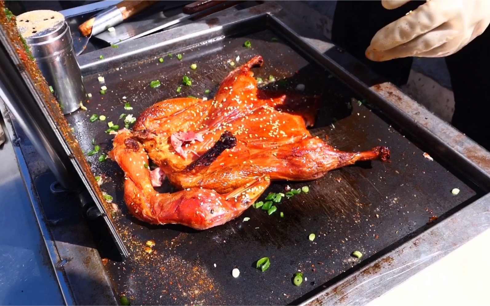 点赞20万的铁板烤鸭,皮酥肉嫩,吃一口就知道什么叫惊喜