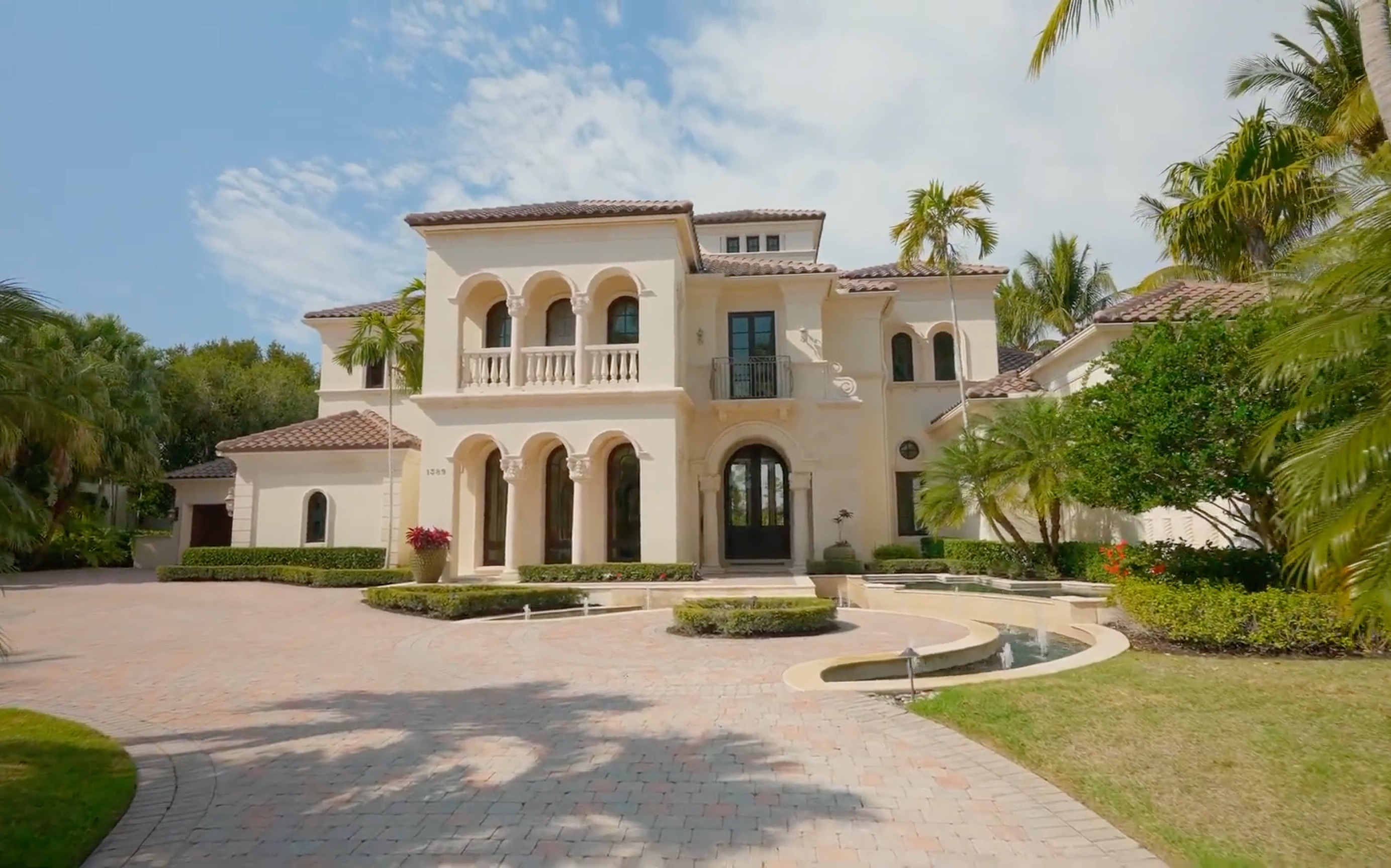 五个卧室的西班牙风格庄园,坐落在豪华的灰橡树乡村俱乐部周围