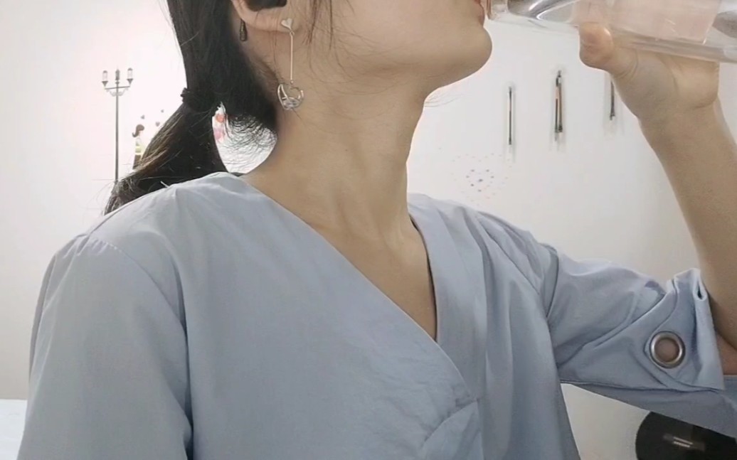 【喉结控】女生的喉结,喝水的声音
