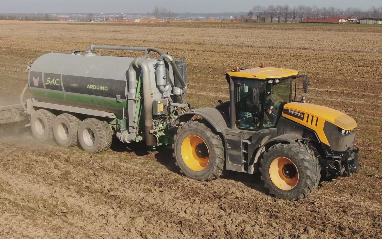 jcb fastrac 8330拖拉机农田施肥
