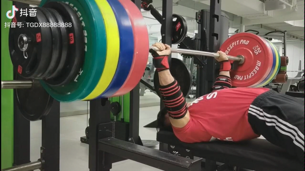 67.5kg级云南铁哥卧推210公斤被压受伤!