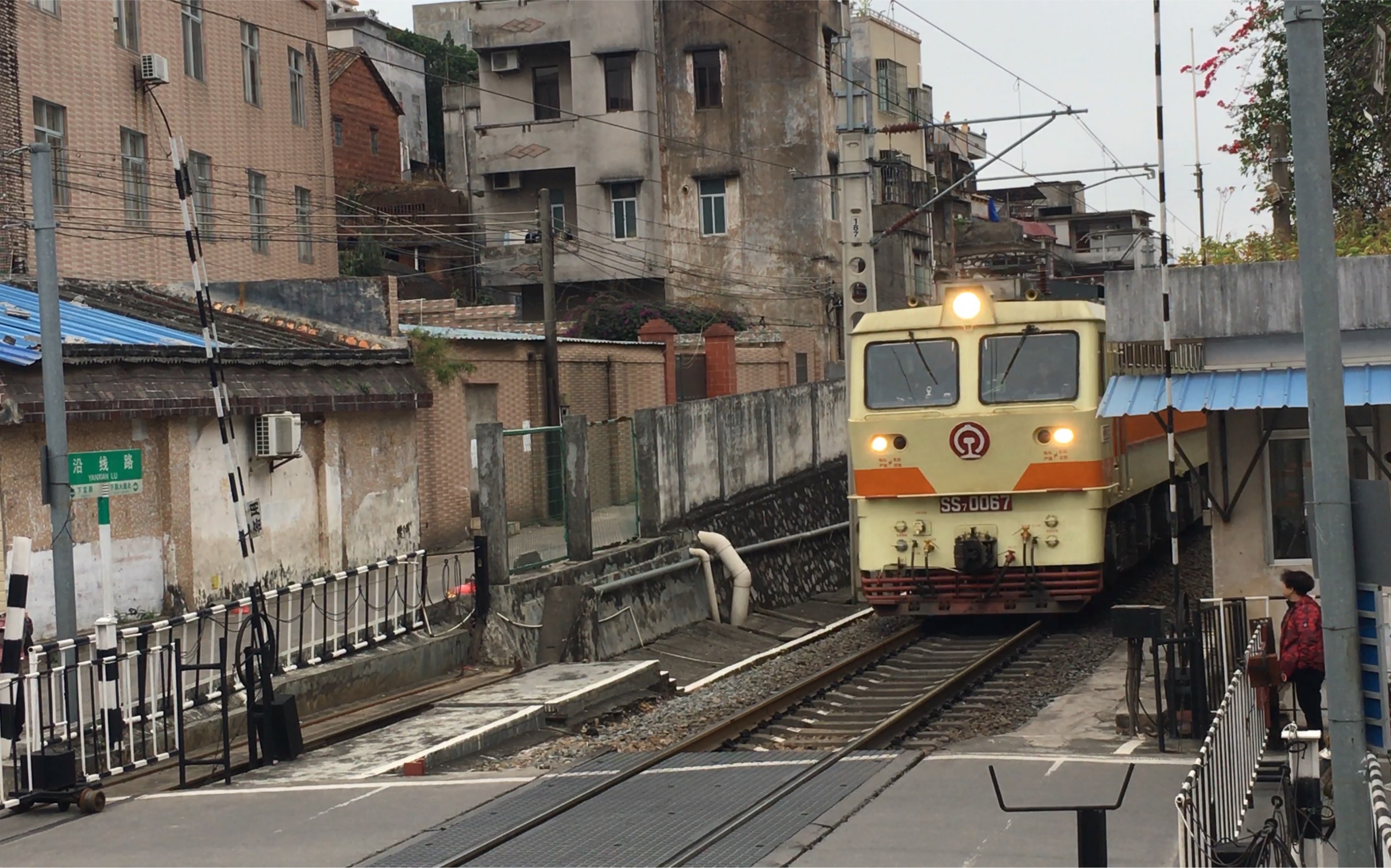 谨此视频纪念逝去的ss7型电力机车
