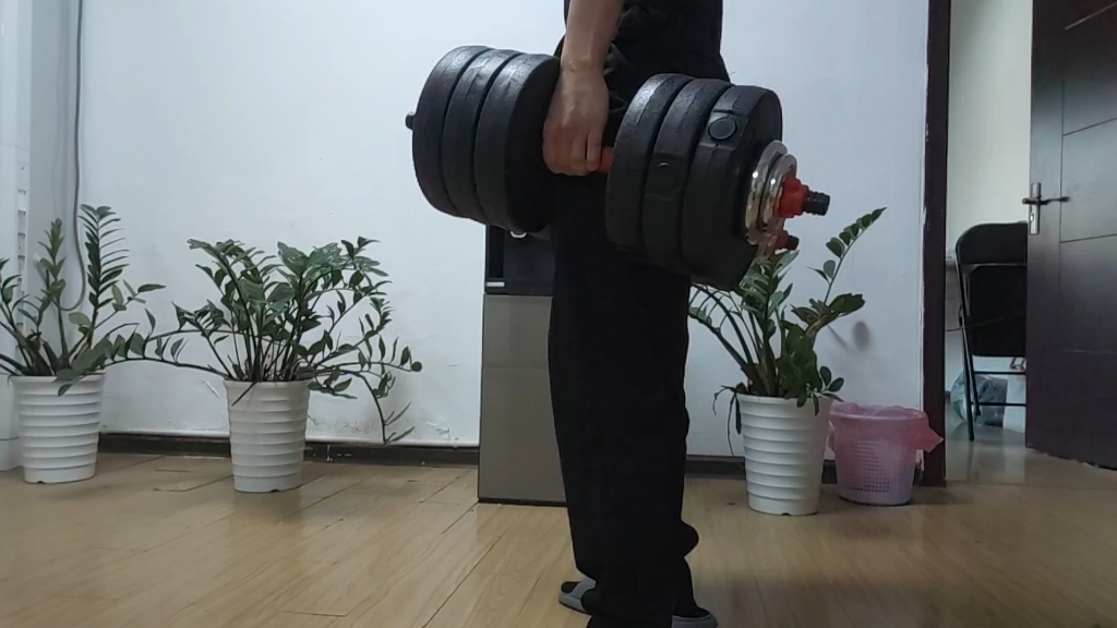 健身打卡141天臀腿日:今天练臀腿肩想问一下我这个上背部肯定是没有收