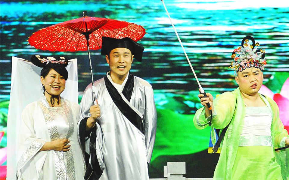 "小品《新白蛇传》中,沈春阳 扮演白娘子,而膀大腰圆的@程野 则反串起