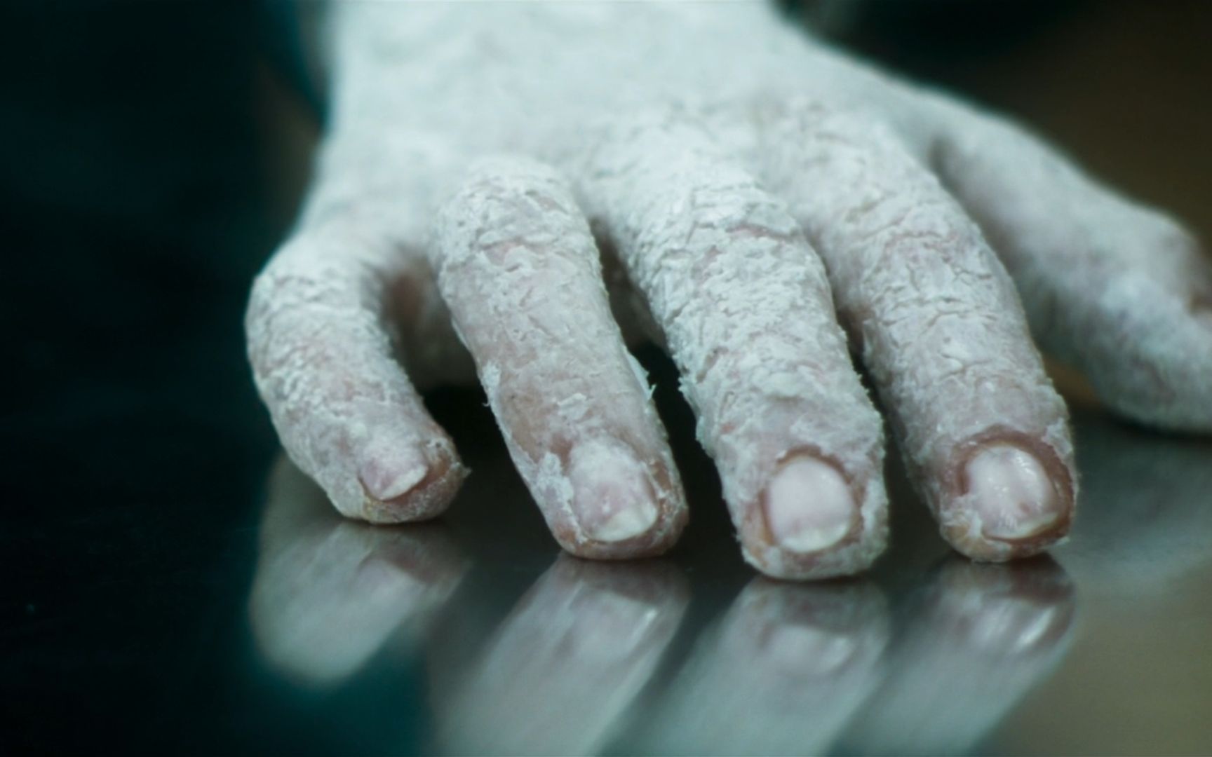 女孩全身皮肤腐烂,只能不停地换皮,否则就会变成木乃伊,惊悚片