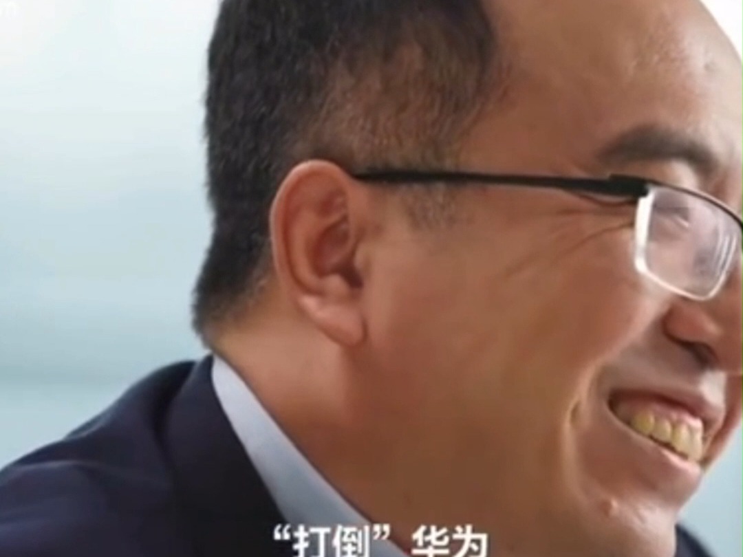 还是放不下?余承东在机场体验荣耀新机