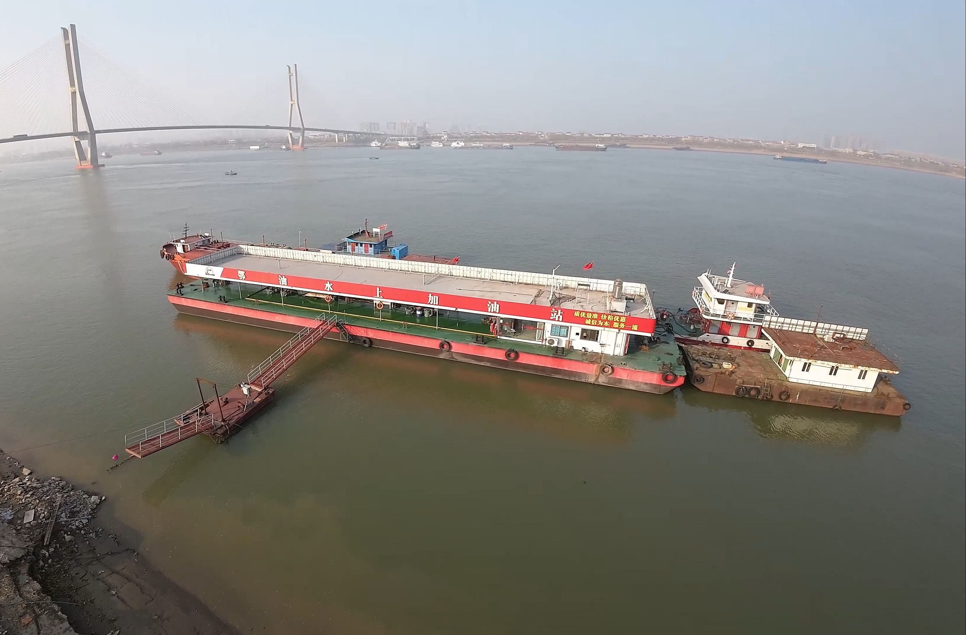 穿越机 远观水上加油站